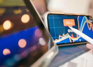 Erhvervsdrivende på tværs af markeder, der gennemgår Bitcoin-, Ethereum- og forex-optioner